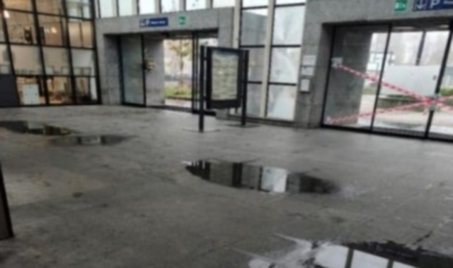 Porte bloccate, urina, pozzanghere: il degrado della stazione di Caronno Pertusella