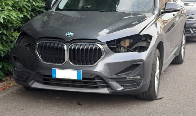 Auto fatte a pezzi, ladri scatenati