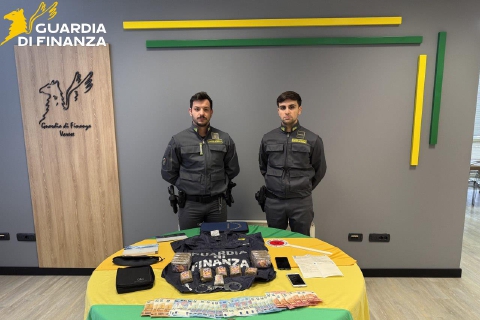 Fermato senza patente, a casa ha un chilo e mezzo di droga