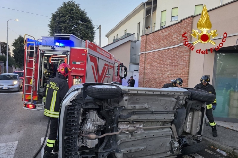 Auto si ribalta dopo lo scontro: soccorsi a Fagnano