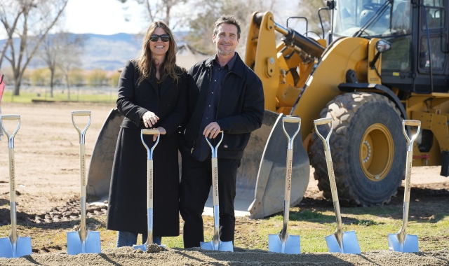 Christian Bale con la moglie Sibi Blazic alla cerimonia di inaugurazione del centro di assistenza familiare “Together California” nel a inizio 2024