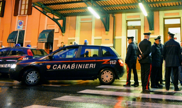 Pugni e bottigliate davanti alla stazione: un ferito