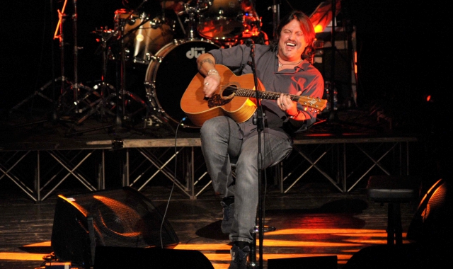 De Andrè, Cristiano “suona” Fabrizio a Varese