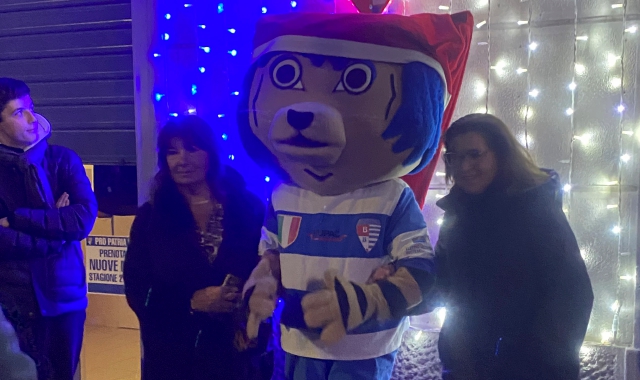 Da sinistra: Patrizia Testa, il Tigrotto e Rosanna Zema. Sopra, l’accensione delle luminarie biancoblù