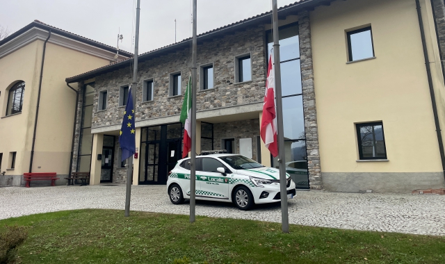 Bandiere a mezz’asta davanti al Comune di Mesenzana