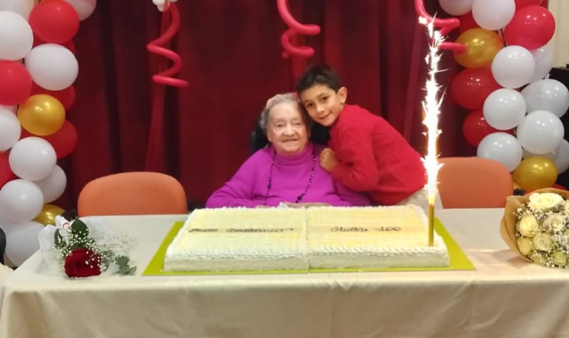 L’abbraccio per i cento anni di nonna Giulia