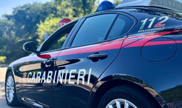 Aggredisce familiari e carabinieri, 35enne in manette