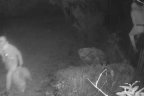 L’uomo con lo zainetto e l’escalation di furti: «Non si vive più»