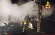 Il rogo dell’auto si propaga alla legnaia: paura nella notte