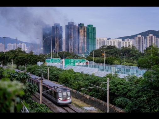 Sale a 55 il bilancio dei morti dell'incendio di Hong Kong