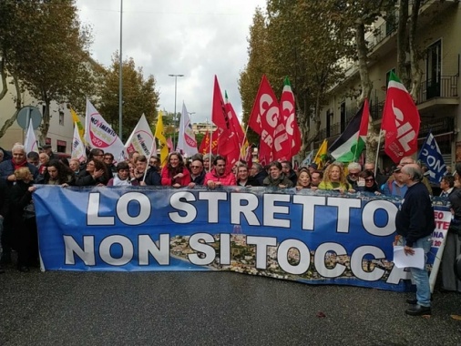 Migliaia di persone al corteo no ponte a Messina