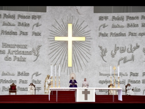 Il Papa, basta attacchi in Libano, lotta armata non aiuta