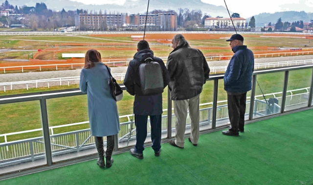Il sopralluogo dei nuovi gestori dell’ippodromo.  Sotto, Paola Marzotto e Luigi Rinzivillo (foto Angelo Puricelli)   