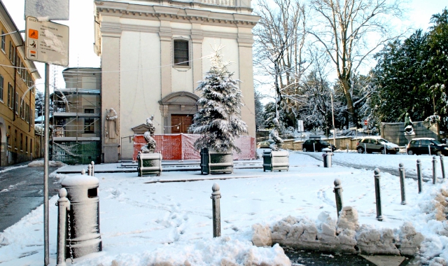 Il sagrato della chiesa della Motta con la neve a Natale nel 2008 