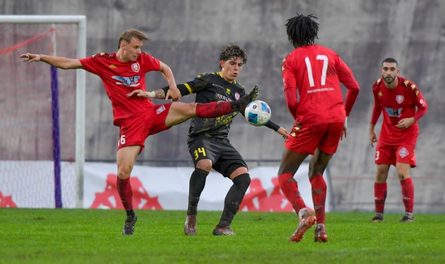 De Ponti è l’unico 2005 rimasto in rosa per il Varese mentre Sovogui, di spalle, non è ancora pronto per la titolarità. A Saluzzo oggi ci sarà bisogno di tutti (foto Stefano Benvegnù)
