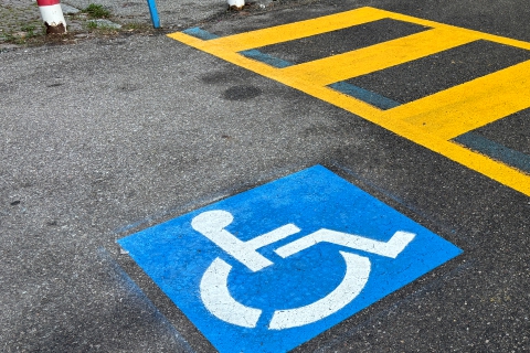 Disabili e parcheggi occupati: rabbia a Varese