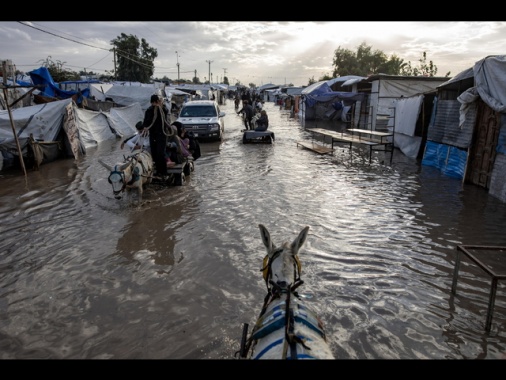 A Gaza piove a dirotto, spazzate via le tende degli sfollati