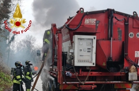 Gornate Olona, in fiamme camion carico di asfalto