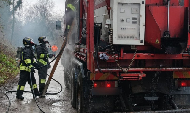 Gornate Olona, in fiamme camion carico di asfalto