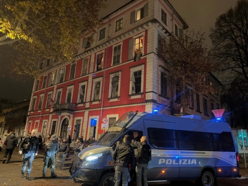 Polizia perquisisce Askatasuna a Torino dopo assalto Stampa