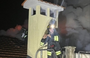 Problemi alla canna fumaria: incendio e stabile inagibile