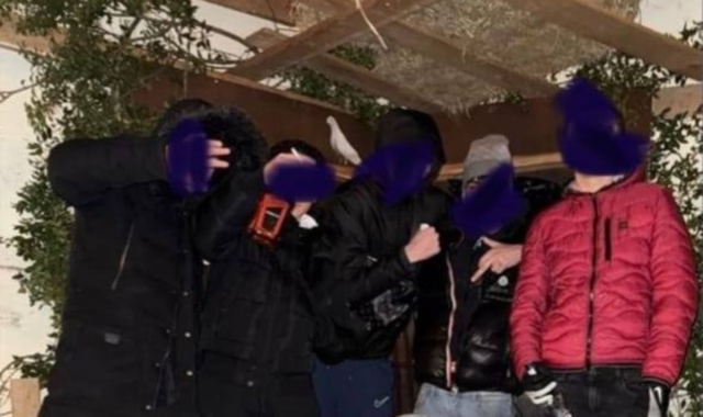 Vandalizzano il presepe e si scattano un selfie