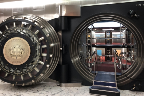 Banche, dimezzati dipendenti e filiali