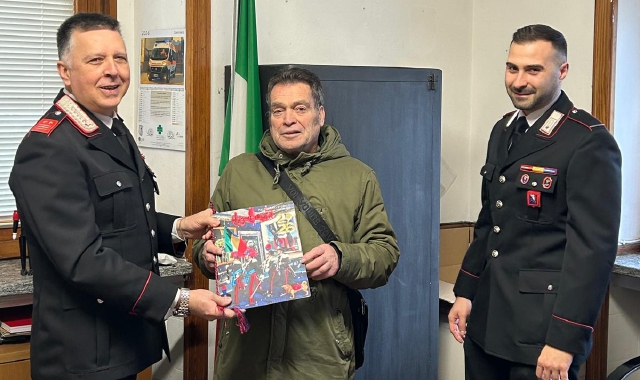 L’abbraccio commosso ai carabinieri che gli hanno salvato la vita