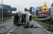 Autocarro si ribalta sulla 336: traffico in tilt