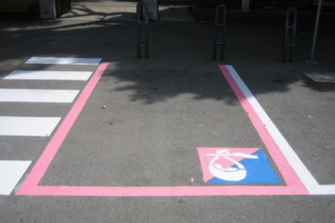 E’ incinta e parcheggia nel posto rosa: multata