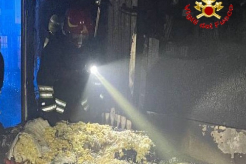 Casa in fiamme, donna e bimbo intossicati a Cairate