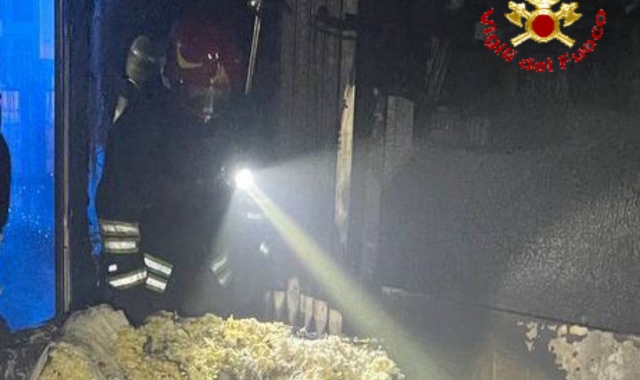 Casa in fiamme, donna e bimbo intossicati a Cairate