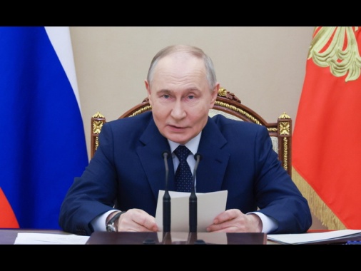 Putin, 'Kiev risolva il conflitto pacificamente, o lo faremo con la forza'