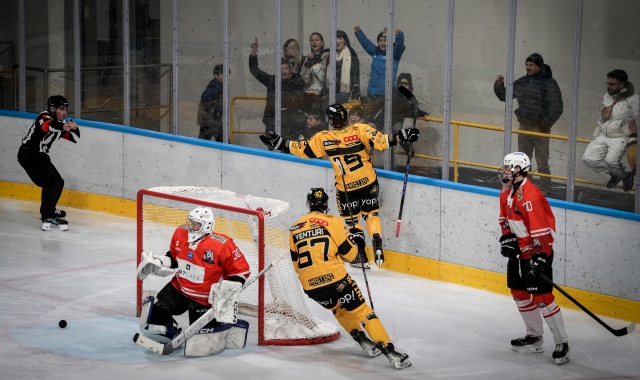 L’esultanza dei Mastini dopo un gol al Dobbiaco (foto Andrea Cogotti)