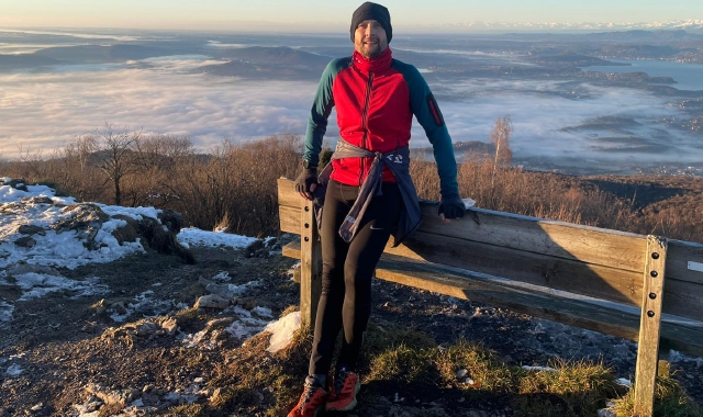 Daniele Crespi, titolare di una gioielleria a Gavirate, al termine dell’impresa quotidiana che compie a scopo benefico