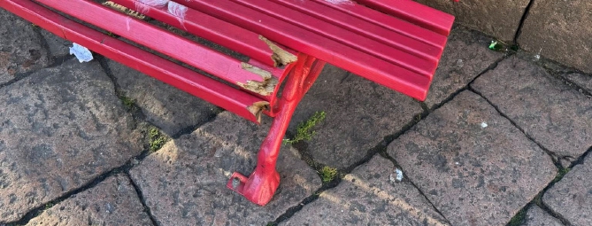 «La panchina rossa cade a pezzi»