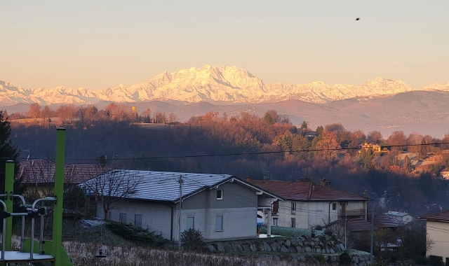 L’immagine della catena del Monte Rosa immortalata dal Belvedere di Azzate