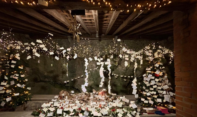 Il lavatoio di Sacro Monte trasformato in pozzo dei desideri con i bigliettini appesi in questi giorni di festa. Sotto, una veduta del borgo illuminato 