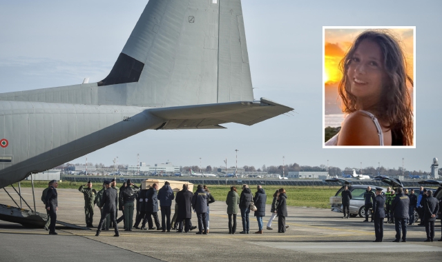 L’arrivo dei feretri all’aeroporto di Linate (foto Matteo Corner/ANSA). Nel riquadro, Chiara Costanzo