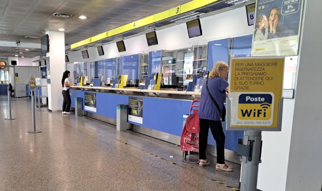 L’ufficio postale di via Vespucci a Gallarate (foto Archivio)