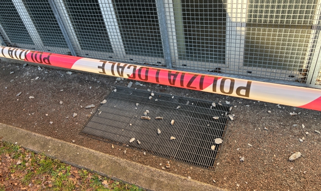 I calcinacci caduti dal tetto della scuola a Bizzozero (foto Angelo Puricelli)