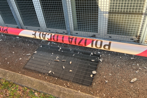 Piovono calcinacci dal tetto della scuola: strada chiusa