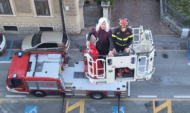 La Befana in autoscala dai bambini ricoverati