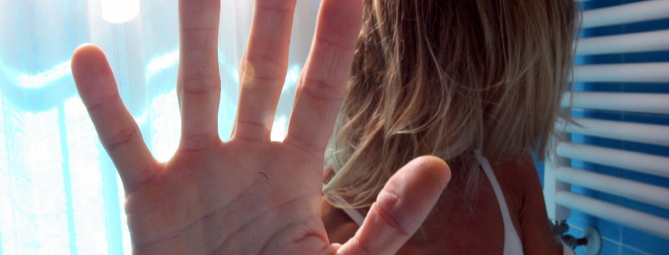 «Presa a schiaffi se guardavo altri ragazzi»