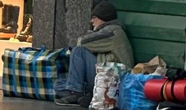 Clochard filosofo sotto i portici di Busto Arsizio