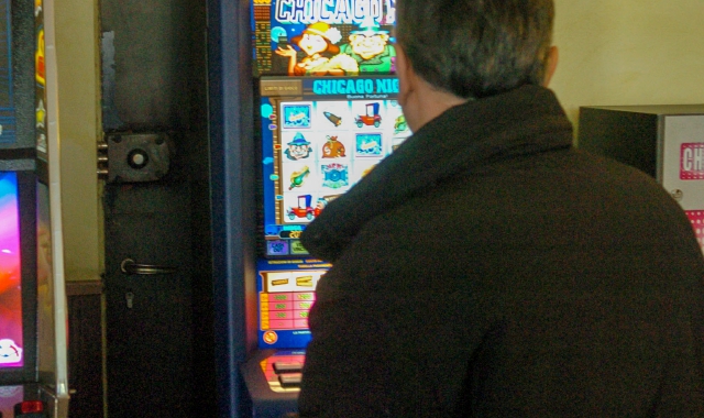 Perde 3mila euro al videopoker, chiede aiuto ai carabinieri