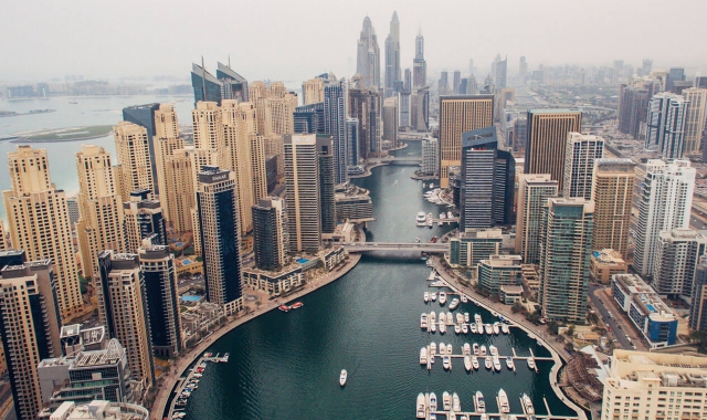 La casa a Dubai, i travestimenti, il raggiro: rom assolti