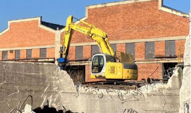 Una ruspa demolisce le strutture pericolanti dell’ex Franco Tosi