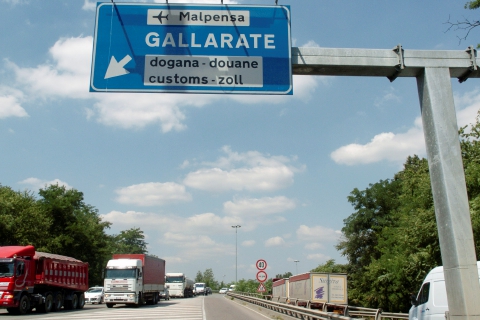 Scontro e vetri a terra