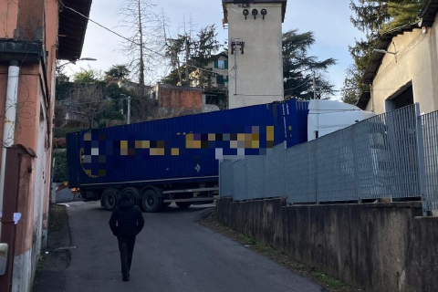 Varese, camion incastrato in via Valstagna